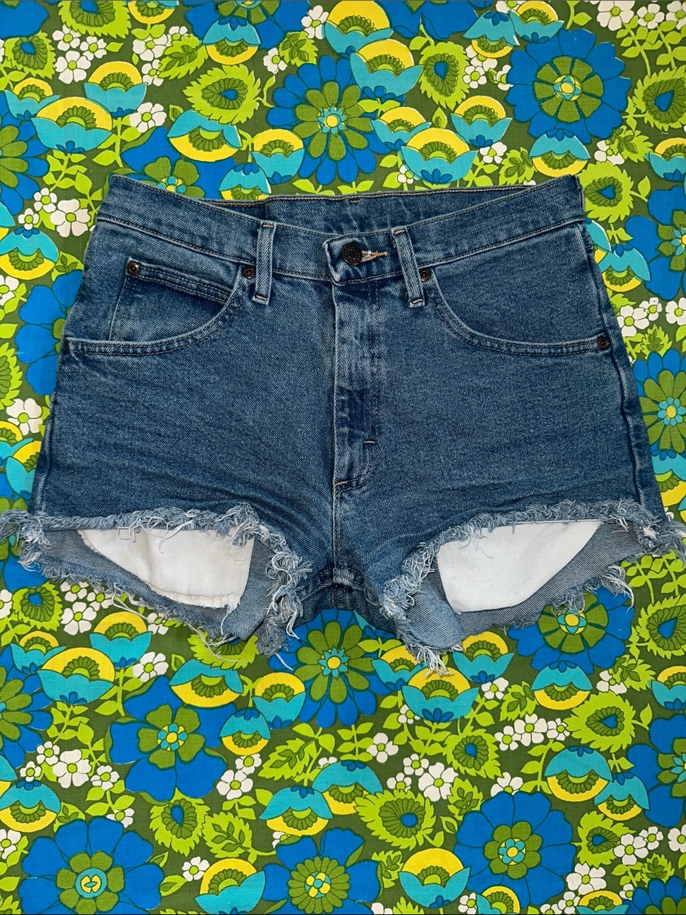 VTG Y2K Wrangler DIY short frayed Denim Cutoff Shorts size 29 waist